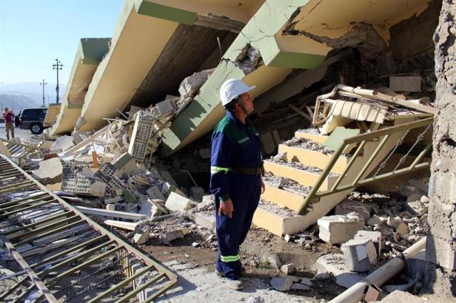 Edificio dañado tras el terremoto de 7,3 grados en la escala Richter registrado anoche en la frontera entre Irán e Irak, en Darbandikhan, cerca de la ciudad de Solimania (Irak) hoy 13 de noviembre de 2017. EFE/ Afan Abdulkhaleq