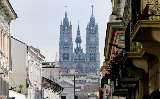 ACOMPAÑA CRÓNICA: ECUADOR PATRIMONIO. QUI06. QUITO (ECUADOR) 16/11/2017.- Vista de la Basílica del Voto Nacional, hoy, jueves 16 de noviembre de 2017, en Quito (Ecuador). Quito, ese "edén de maravillas, poblado de mil versos y canciones", como reza una tradicional canción en honor a la capital ecuatoriana, acuna en su seno un centro colonial vivo y dinámico, que ha sumado un nuevo reconocimiento internacional, esta vez por la conservación de su patrimonio cultural. EFE/José Jácome