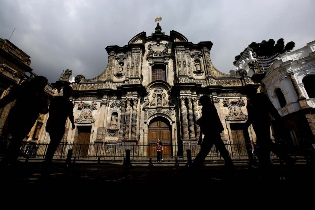 ACOMPAÑA CRÓNICA: ECUADOR PATRIMONIO. QUI04. QUITO (ECUADOR) 16/11/2017.- Vista de la iglesia de la Compañía de Jesús, una de las joyas del barroco, hoy, jueves 16 de noviembre de 2017, en Quito (Ecuador). Quito, ese "edén de maravillas, poblado de mil versos y canciones", como reza una tradicional canción en honor a la capital ecuatoriana, acuna en su seno un centro colonial vivo y dinámico, que ha sumado un nuevo reconocimiento internacional, esta vez por la conservación de su patrimonio cultural. EFE/Jos?? Jácome