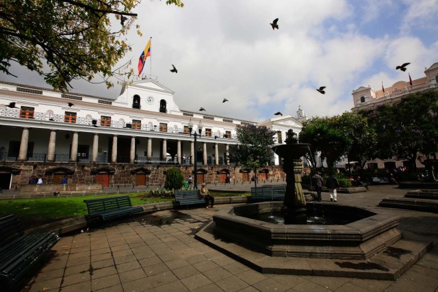 ACOMPAÑA CRÓNICA: ECUADOR PATRIMONIO. QUI03. QUITO (ECUADOR) 16/11/2017.- Vista del palacio de Carondelet, sede del Ejecutivo, hoy, jueves 16 de noviembre de 2017, en Quito (Ecuador). Quito, ese "edén de maravillas, poblado de mil versos y canciones", como reza una tradicional canción en honor a la capital ecuatoriana, acuna en su seno un centro colonial vivo y dinámico, que ha sumado un nuevo reconocimiento internacional, esta vez por la conservación de su patrimonio cultural. EFE/José Jácome