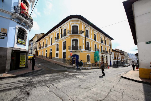 ACOMPAÑA CRÓNICA: ECUADOR PATRIMONIO. QUI10. QUITO (ECUADOR), 16/11/2017.- Vista de una casa patrimonial, que ha sido intervenida para su restauración, hoy, jueves 16 de noviembre de 2017, en el centro histórico de Quito (Ecuador). Quito, ese "edén de maravillas, poblado de mil versos y canciones", como reza una tradicional canción en honor a la capital ecuatoriana, acuna en su seno un centro colonial vivo y dinámico, que ha sumado un nuevo reconocimiento internacional, esta vez por la conservación de su patrimonio cultural. EFE/José Jácome