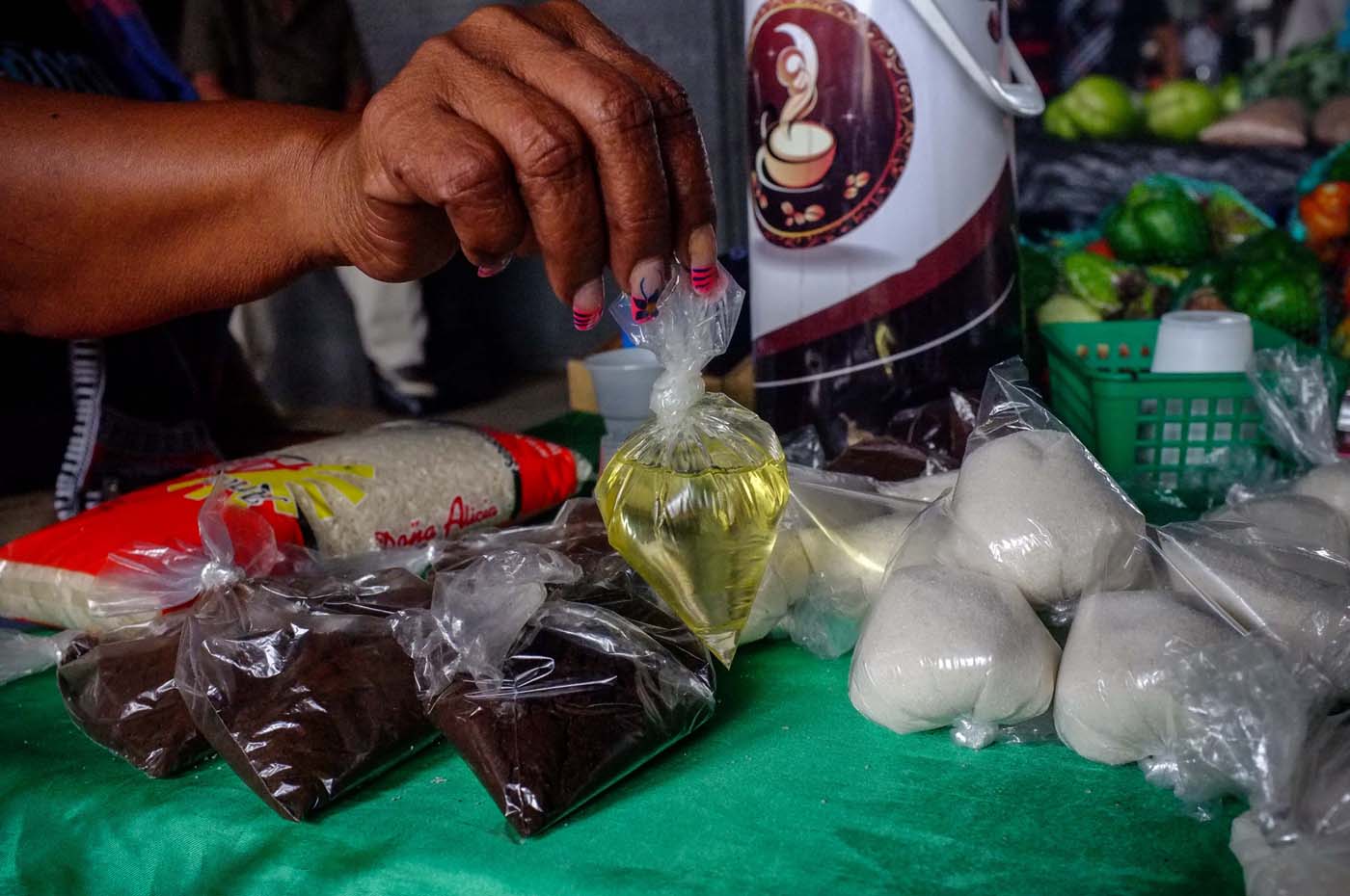 En Vargas las amas de casas cambian comida para cubrir otras necesidades