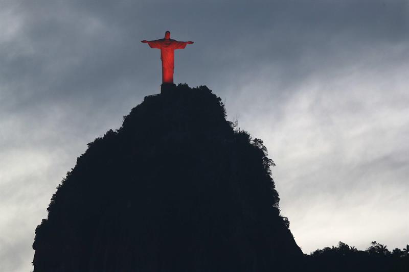 El Cristo Redentor se tiñe de naranja en contra de la violencia machista