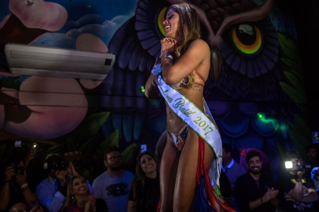 Rosie Oliveira from Amazonas reacts after winning the Miss Bumbum Brazil 2017 pageant in Sao Paulo on November 07, 2017. Fifteen candidates are competing in the annual pageant to select the Brazil's sexiest female rear end. / AFP PHOTO / NELSON ALMEIDA