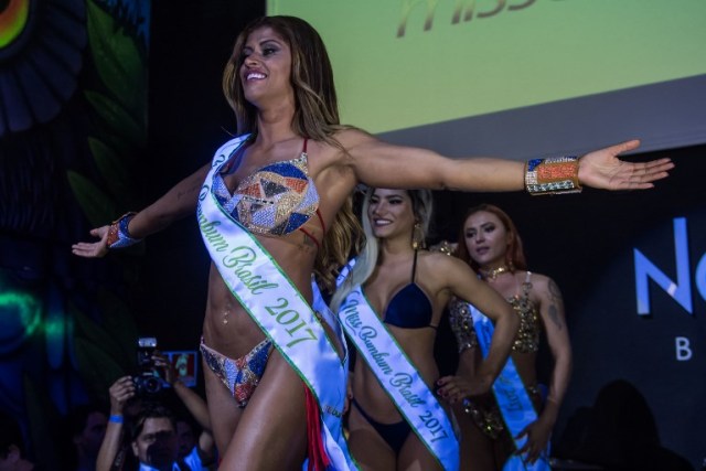 Rosie Oliveira from Amazonas reacts after winning the Miss Bumbum Brazil 2017 pageant in Sao Paulo on November 07, 2017. Fifteen candidates are competing in the annual pageant to select the Brazil's sexiest female rear end. / AFP PHOTO / NELSON ALMEIDA