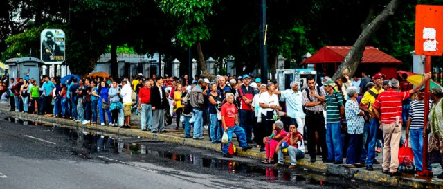 Venezolanos hacen cola en una parada de autobús en Catia, un barrio de Caracas. Federico Parra AFP