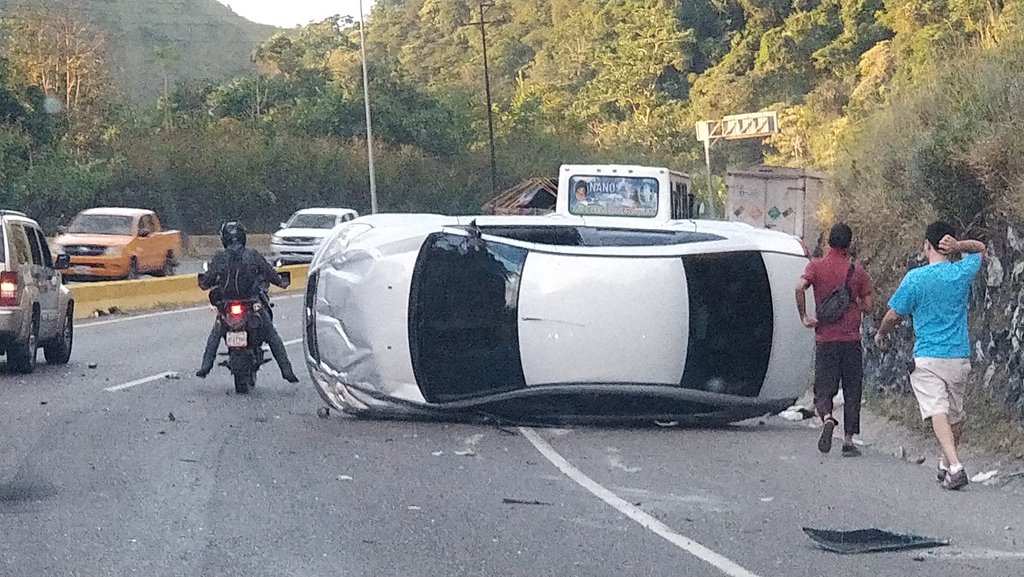 Carro volcado en la Regional del Centro genera retraso (Fotos)