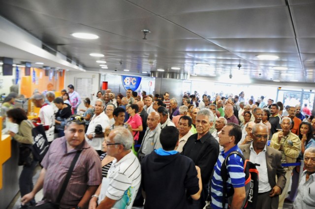 Pensionados hacen colas para cobrar - Fotos: News Report