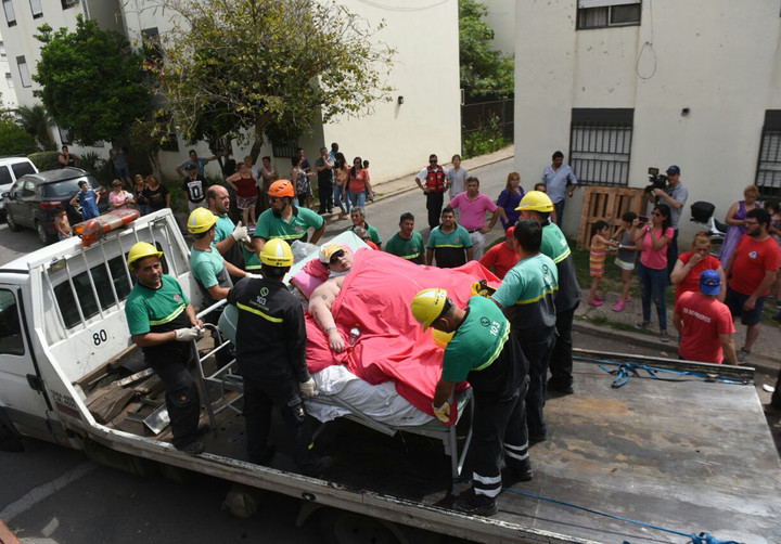 ¡Triple WTF! Derriban una pared para poder sacar de su casa a una mujer de 490 kilos (+fotos)