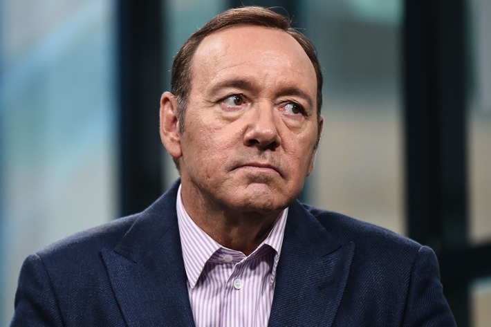 Revelan retro-fotos de Kevin Spacey cuando era “heterosexual” acompañado de un jovencito