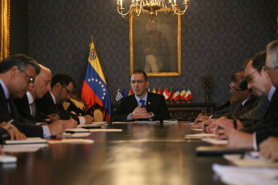 Arreaza dice que las sanciones de la Unión Europea son “calcadas” de las de EEUU