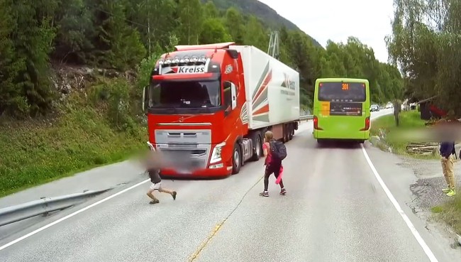 ¡No apto para hipertensos! Este niño se salvó de ser aplastado por un milímetro (video)