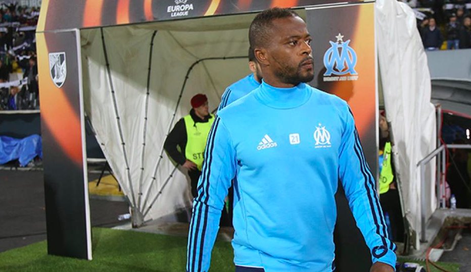 Patrice Evra fue suspendido “con efecto inmediato” por patear a un fanático