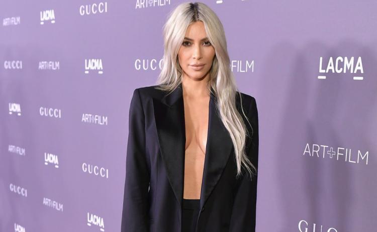 ¡Alerta hot! Kim Kardashian presume su pequeña cintura en sexy bikini (FOTO)