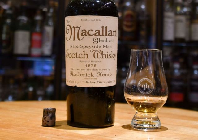 El whisky Macallan del año 1878 por el que un ciudadano chino pagó en agosto 9.999 francos suizos (unos 10.000 dólares) el vaso, en la estación suiza de Saint-Moritz, era falso. (AFP).