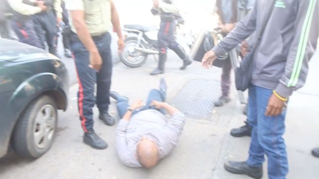Luego de ser salvajemente golpeado por funcionarios de Poliurbaneja, Carlos Ochoa quedó inconsciente en el piso y con lesiones (Foto Instagram/Manuel Ferreira)