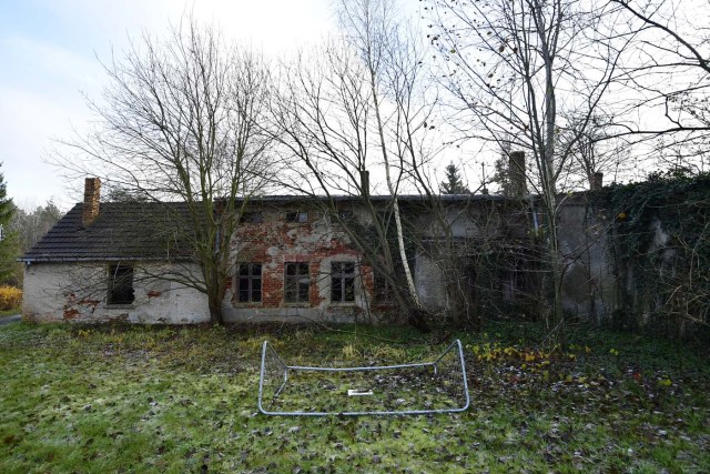 A house is pictured in Alwine, a splinter settlement of the town Uebigau-Wahrenbrueck, eastern Germany, on November 30, 2017. On December 9, 2017, Alwine's dozen buildings, plus sheds and garages, are to go under the hammer at an auction in Berlin, with a starting price of 125,000 euros ($148,000). / AFP PHOTO / Tobias Schwarz