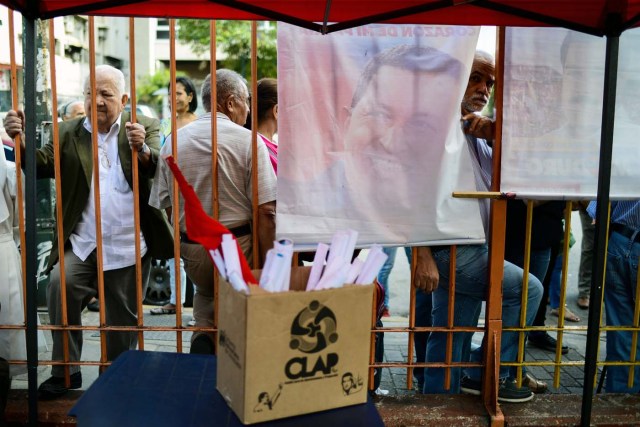 Venezuelans line up to get the "Fatherland's Card", an electronic identity card aimed at organising and regulating government social benefits, at Francisco de Miranda, chavist operations center, in Caracas on December 7, 2017. / AFP PHOTO / FEDERICO PARRA / TO GO WITH AFP STORY by Margioni BERMUDEZ