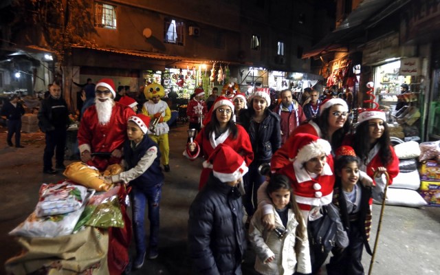 Syrians dressed in Christmas outfits roam the streets of the capital Damascus as they celebrate Christmas eve on December 24, 2017. / AFP PHOTO / LOUAI BESHARA