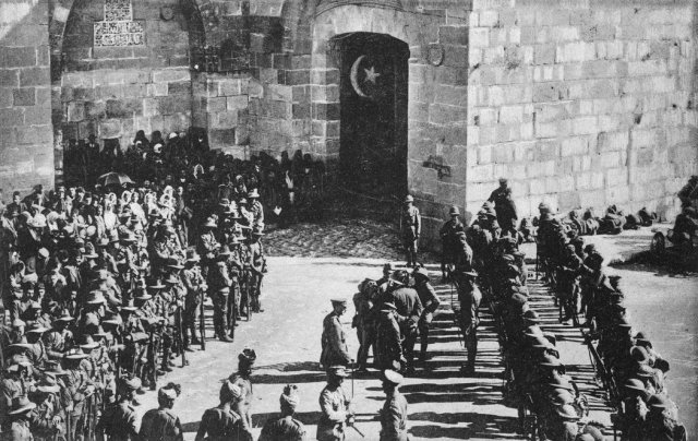 Soldados británicos en la Puerta de Jaffa a la espera de que llegue el general Edmund Alleby, en 1917 Credit Culture Club/Getty Images 