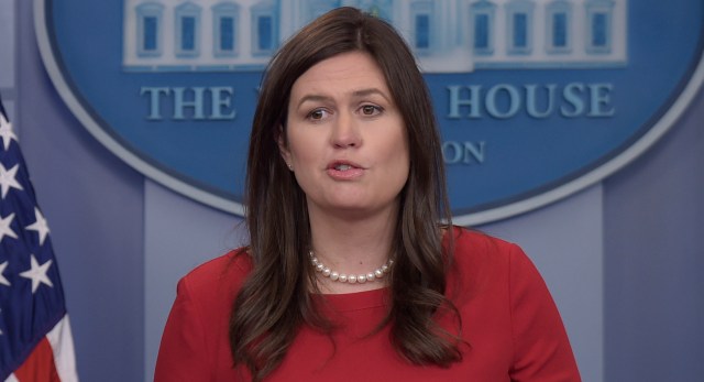 La secretaria de prensa de la Casa Blanca Sarah Huckabee Sanders, derecha, presenta al asesor principal de política de la Casa Blanca Stephen Miller para hablar durante la sesión informativa diaria en la Casa Blanca en Washington, miércoles, 2 de agosto de 2017. (AP Photo / Susan Walsh)