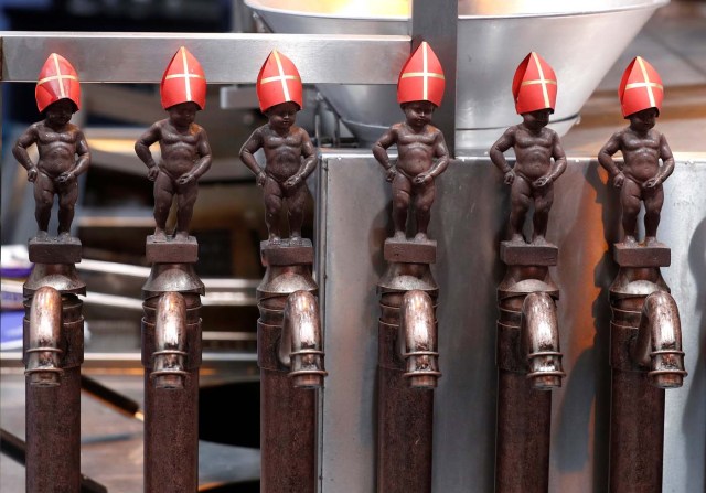 Replicas of Brussels' popular Manneken Pis statuette wearing Saint Nicholas' hats stand in a row in a restaurant in Amsterdam, Netherlands, December 1, 2017. REUTERS/Yves Herman