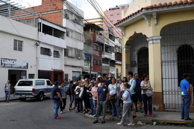 Attendees of a walking tour of 'Caracas in 365' gather at a street corner in Catia neighborhood in Caracas, Venezuela November 18, 2017. Picture taken November 18, 2017. REUTERS/Marco Bello