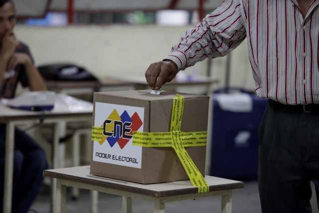 A man cast his vote at a polling station during a nationwide election for new mayors, in Caracas, Venezuela December 10, 2017. REUTERS/Fabiola Ferrero