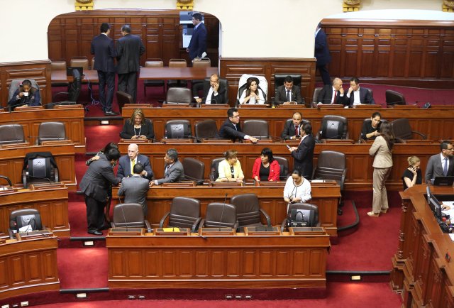 Lawmakers of Peru's opposition-ruled Congress gather before the arrival of President Pedro Pablo Kuczynski, in Lima, Peru December 21, 2017. REUTERS/Mariana Bazo