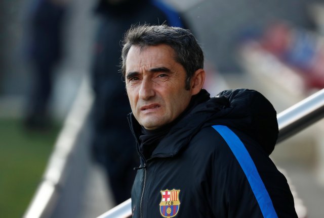 Soccer Football - Barcelona Training - Ciutat Esportiva Joan Gamper, Barcelona, Spain - December 22, 2017 Barcelona coach Ernesto Valverde during training REUTERS/Juan Medina