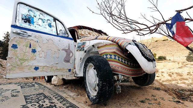 Un Volkswagen Escarabajo en pleno desierto jordano se convierte en el hotel más pequeño del mundo