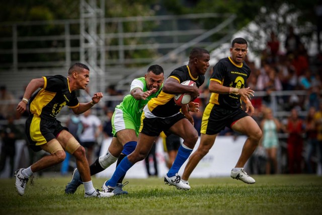 ACOMPAÑA CRÓNICA: RUGBY VENEZUELA - CAR101. MARACAY (VENEZUELA), 02/12/2017.- Fotografía del viernes 1 de diciembre de 2017, que muestra acción entre reos de los equipos "Bonager" del Centro penitenciario 26 de Julio (Guárico) y Gladiadores de la cárcel de El Rodeo (Miranda) durante un torneo de Rugby entre equipos conformados por internos de ocho prisiones venezolanas en la Hacienda Santa Teresa, sede de la compañía manufacturera de Ron del mismo nombre en Maracay (Venezuela). EFE/Cristian Hernández