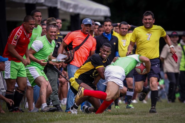 ACOMPAÑA CRÓNICA: RUGBY VENEZUELA - CAR101. MARACAY (VENEZUELA), 02/12/2017.- Fotografía del viernes 1 de diciembre de 2017, que muestra acción entre reos de los equipos "Bonager" del Centro penitenciario 26 de Julio (Guárico) y Gladiadores de la cárcel de El Rodeo (Miranda) durante un torneo de Rugby entre equipos conformados por internos de ocho prisiones venezolanas en la Hacienda Santa Teresa, sede de la compañía manufacturera de Ron del mismo nombre en Maracay (Venezuela). EFE/Cristian Hernández