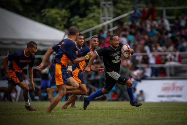 ACOMPAÑA CRÓNICA: RUGBY VENEZUELA - CAR101. MARACAY (VENEZUELA), 02/12/2017.- Fotografía del viernes 1 de diciembre de 2017, que muestra a reos de los equipos "Halcones de Falcón" del Centro penitenciario de Coro (Falcón) y Club de Rugby de la cárcel de Tocorón (Miranda) durante un torneo de Rugby entre equipos conformados por internos de ocho prisiones venezolanas en la Hacienda Santa Teresa, sede de la compañía manufacturera de Ron del mismo nombre en Maracay (Venezuela). EFE/Cristian Hernández