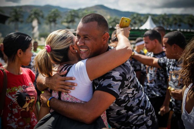 ACOMPAÑA CRÓNICA: RUGBY VENEZUELA - CAR101. MARACAY (VENEZUELA), 02/12/2017.- Fotografía del viernes 1 de diciembre de 2017, que muestra a un preso mientras comparte con miembros de su familia durante un torneo de Rugby entre equipos conformados por internos de ocho prisiones venezolanas en la Hacienda Santa Teresa, sede de la compañía manufacturera de Ron del mismo nombre en Maracay (Venezuela). EFE/Cristian Hernández