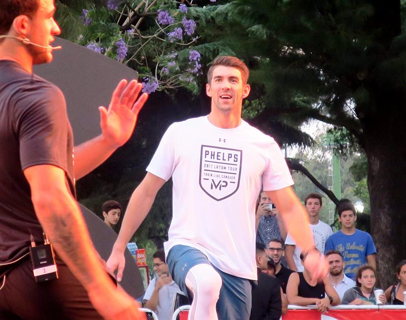 Michael Phelps se exhibe durante entrenamiento en visita a Buenos Aires