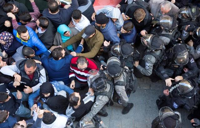 Palestinos protestan en los alrededores de la mezquita Al-Aqsa en Jerusalén (Israel) hoy, 8 de diciembre de 2017. Las fuerzas de seguridad israelíes han sido movilizadas y reforzadas en Jerusalén y Cisjordania ante la convocatoria de protestas palestinas para este viernes, día sagrado musulmán, en rechazo a la decisión del presidente estadounidense Donald Trump de reconocer Jerusalén como capital de Israel. EFE/ Faiz Abu Rmeleh