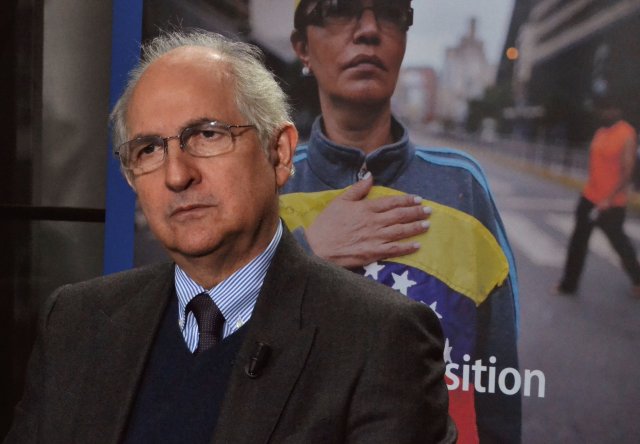 El líder opositor venezolano Antonio Ledezma, durante la entrevista con Efe en la que ha explicado que teme "no poder volver" a su país y que recogerá el premio Sájarov que otorga el Parlamento Europeo en nombre de todos los jóvenes muertos en las manifestaciones contra el régimen de Nicolás Maduro. EFE/ Carlos Rey