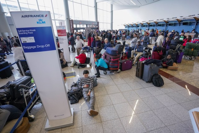 ELX02. Atlanta (United States), 17/12/2017.- Passengers affected by a widespread power outage wait in long lines at the International Terminal of Hartsfield-Jackson Atlanta International Airport in Atlanta, Georgia, USA, 17 December 2017. The airport, one of the busiest in the world, reported a power outage that affected several areas of the airport, disrupting operations. (Estados Unidos) EFE/EPA/ERIK S. LESSER