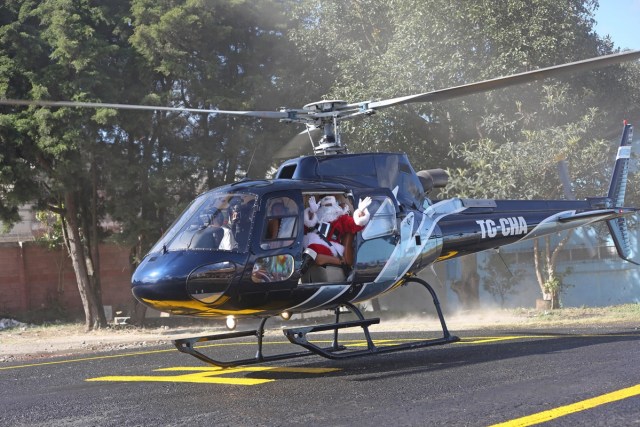 GU301. CIUDAD DE GUATEMALA (GUATEMALA), 20/12/2017.- Santa Claus saluda a los niños del hospital San Juan de Dios desde un helicóptero hoy, miércoles 20 de diciembre de 2017, en la ciudad de Guatemala (Guatemala). Santa Claus visitó el segundo hospital público más grande de Guatemala para entregar regalos a los niños, actividad que se ha realizado por 34 años consecutivos. EFE/Esteban Biba