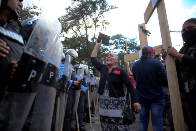 Simpatizantes del candidato de la Alianza de Oposición contra la Dictadura, Salvador Nasralla, participan durante una nueva jornada de protesta que convocó el coordinador general de la Alianza, el expresidente Manuel Zelaya, frente al acceso del Estado Mayor Conjunto hoy, miércoles 20 de diciembre de 2017, en Comayagüela (Honduras). La Alianza de Oposición contra la Dictadura le pidió hoy a los militares que no cumplan órdenes del presidente hondureño, Juan Orlando Hernández, a quien acusan de haber sido reelegido el 26 de noviembre mediante un "fraude”. EFE/Gustavo Amador