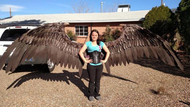  Fotografía cedida por The Crooked Feather hoy, viernes 22 de diciembre de 2017, de Alexis Noriega posando con unas alas puestas en la casa donde lleva su negocio The Crooked Feather (La pluma torcida), en Tempe, Arizona (EE.UU.). El negocio de Alexis Noriega es literalmente dar alas a la gente y entre su clientela hay tanto figuras del espectáculo y la moda, Lady Gaga incluida, dispuestas a pagar hasta 6.000 dólares por un par, como personas corrientes que se disfrazan de ángeles o superhéroes en Hallowen y Carnaval. EFE/The Crooked Feather