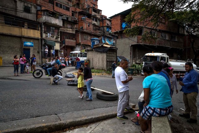 ACOMPAÑA CRÓNICA: VENEZUELA CRISIS. CAR01. CARACAS (VENEZUELA), 27/12/2017.- Un grupo de personas participa en una manifestación hoy, miércoles 27 de diciembre del 2017, en Caracas (Venezuela). Venezuela vive una Navidad con focos de protestas pues en la última semana se han registrado, casi a diario, manifestaciones por falta de "todo" lo que incluye gas doméstico, alimentos y agua, algo que, sumado a la grave crisis económica, ha convertido estas fiestas en "las peores" de los últimos tiempos. EFE/MIGUEL GUTIÉRREZ