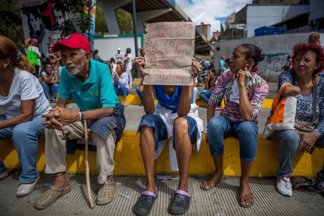 CAR20. CARACAS (VENEZUELA), 28/12/2018.- Un grupo de personas protesta frente a miembros de la Policía Nacional Bolivariana (PNB) hoy, jueves 28 de diciembre del 2017, en Caracas (Venezuela). Las protestas por la escasez, la carestía de alimentos y la falta de gas doméstico y agua continuaron hoy en Caracas y otras ciudades del país, según pudo constatar Efe y de acuerdo con información de medios locales. EFE/MIGUEL GUTIÉRREZ