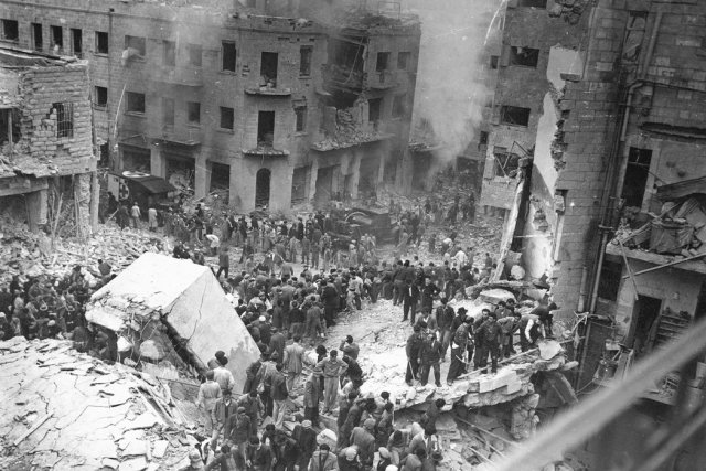 Edificios dañados en la calle Ben Yehuda en el centro de Jerusalén tras la explosión de los autos bomba en febrero de 1948 Credit Hugo H. Mendelsohn/Agence France-Presse — Getty Images