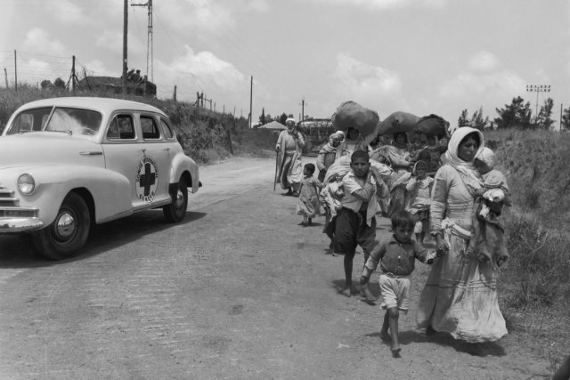 Unos palestinos en Jerusalén abandonando el sector judío para ir al territorio árabe aproximadamente en 1948 Credit Three Lions/Getty Images