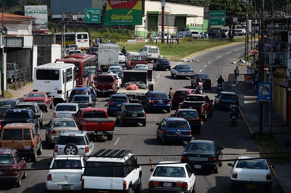 Las colas continuaron largas y según los usuarios, en las bombas designadas para prestar servicio las 24 horas, se retardaron las gandolas. (Foto/ Jorge Castellanos)