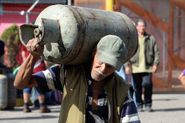 A algunos les preocupa el peligro de manipular los cilindros de gas por la ciudad. (Foto: Jorge Castellanos)