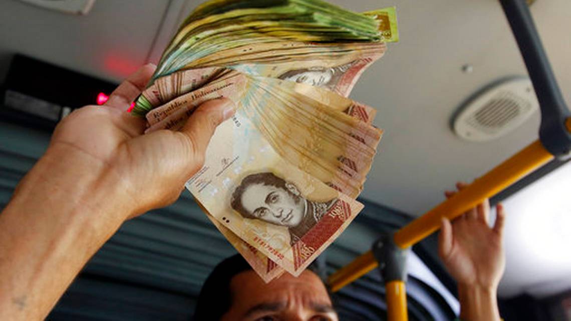 Venezolano cambia bolívares por limosna en los autobuses de Bogotá