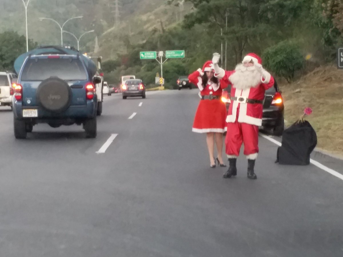 Santa da la bienvenida a la Navidad en la Cota Mil